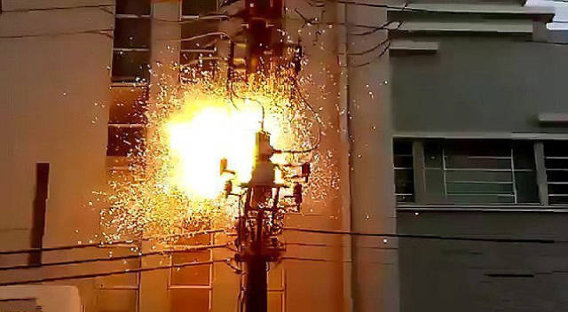 恐怖的万伏高压电,巴西男子不听劝阻,爬高压电杆结果悲剧!