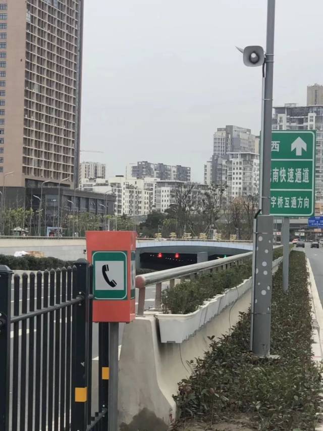 扬州南部快速路匝道添红绿灯!交警回复!
