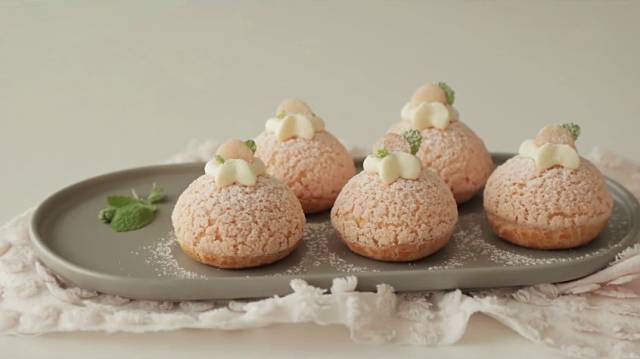 最近超惊艳的水蜜桃大泡芙!一口满嘴肉肉肉肉肉