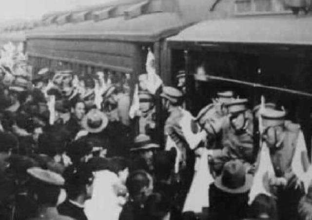 二战时期老照片:纳粹军官被上吊处死,美女军官