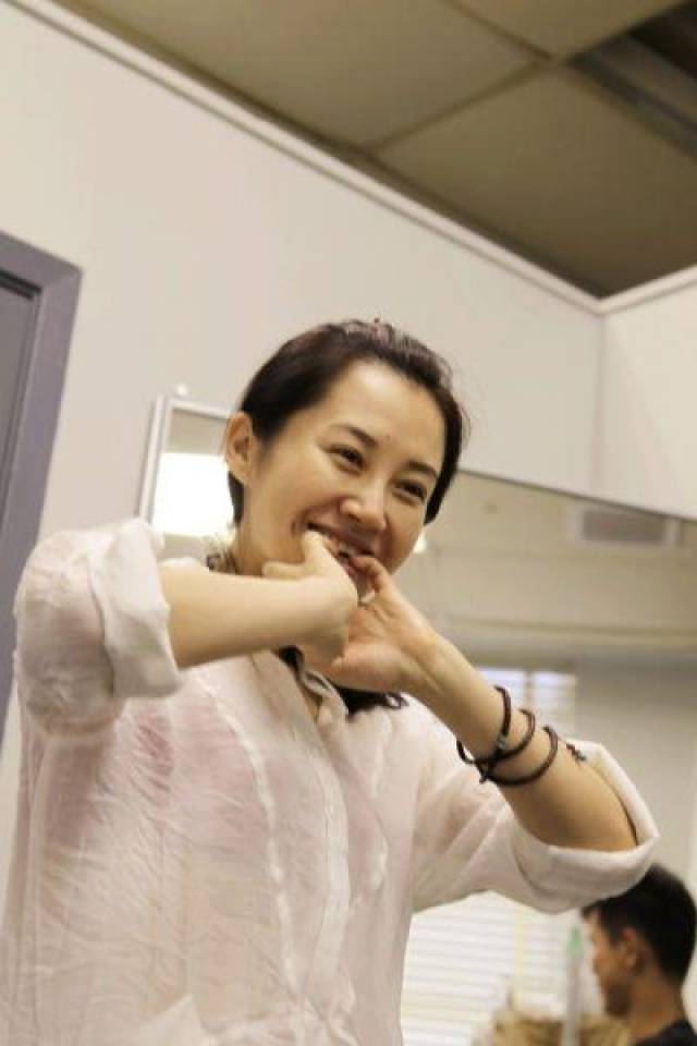 喜欢咬手指的明星不在少数,网友:原来赵丽颖不止是可爱还很性感