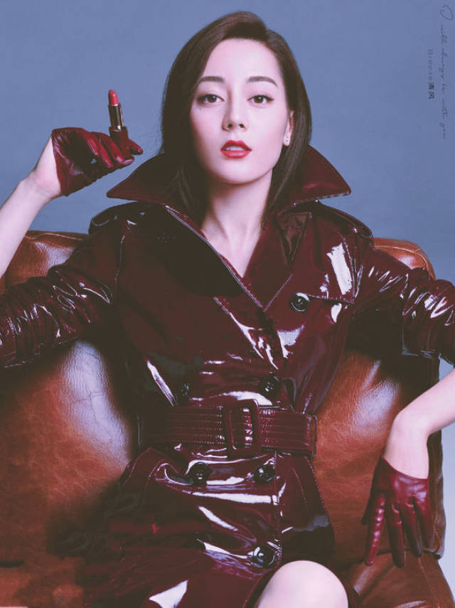 迪丽热巴性感红唇妩媚动人,深邃五官似混血美