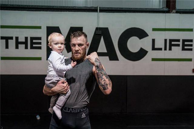 强大的遗传基因!ufc嘴炮儿子一岁多就会打拳,眼神凶狠肌肉发达