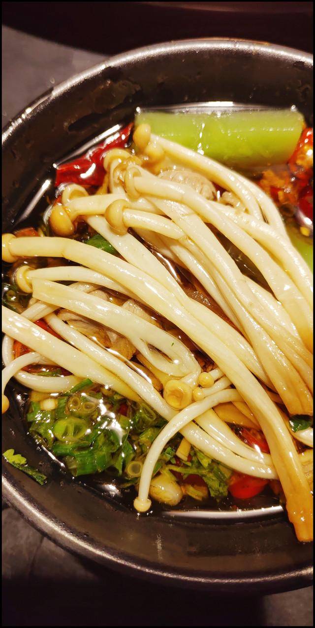 它是这么耐得住考验的一盘金针菇 涮完蘸上酱料 吃进嘴里就是一口 鲜