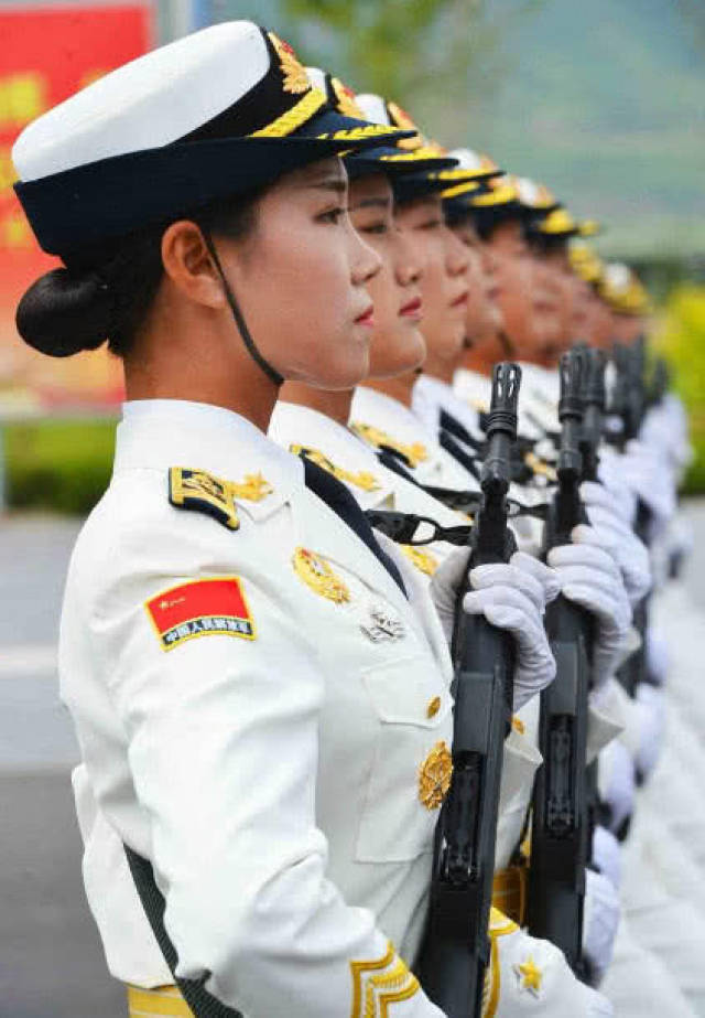 阅兵式女兵的胸罩图片