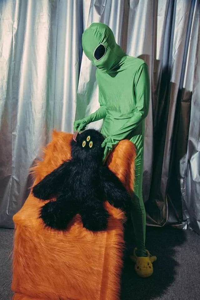 一只长有三只眼睛的长毛怪,出自艺术家李曌的毛怪-系列画作.