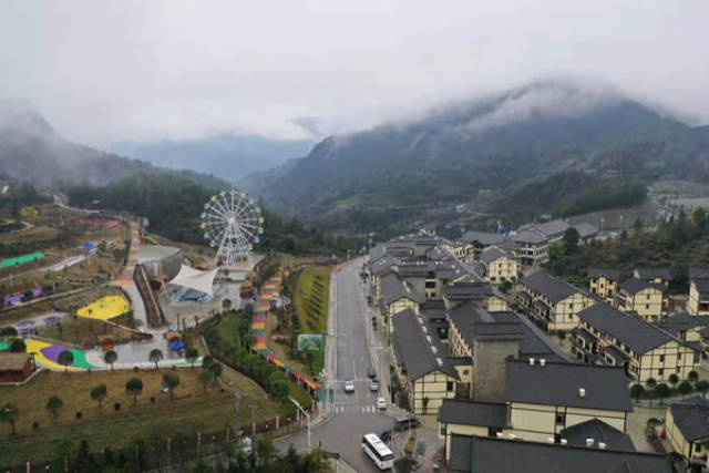 四川東北部大巴山南麓宣漢縣境內,屬國家地質公園,國家aaaa旅遊景區