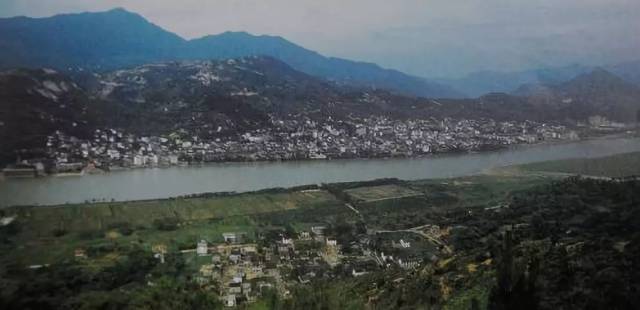 青田县城新老照片对比▼曾经"九山半水半分田"的窘境造就了青田人走出