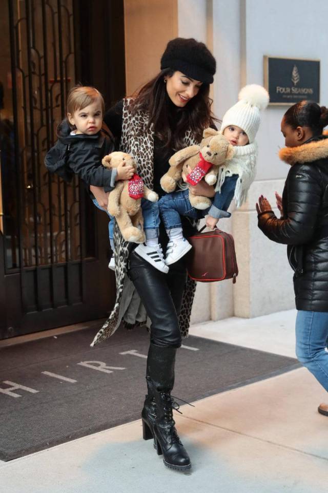 乔治克鲁尼娇妻厉害,穿高跟鞋竟抱着一对龙凤胎,1岁多宝宝抢镜