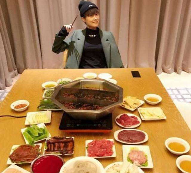 明星吃火锅,胡静,李宇春,乔欣,都没有最后一位接地气!_手机搜狐网
