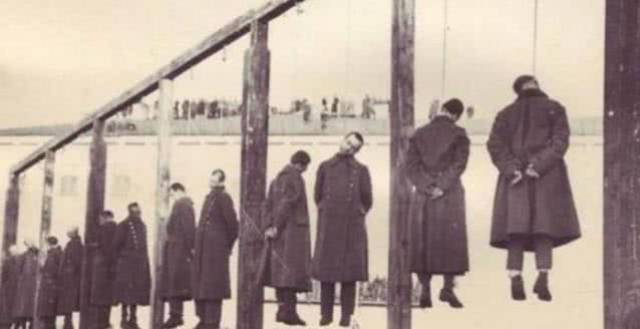 二战时期老照片:纳粹军官被上吊处死,美女军官