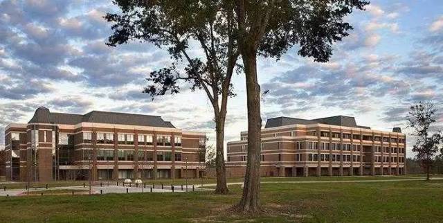 拍摄于bryn mawr schoolbryn mawr school布林莫尔学院成立于1885年