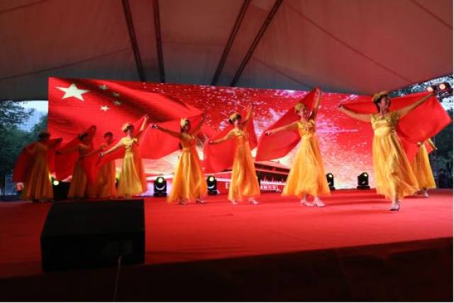 红色雅韵艺术团的志愿者表演舞蹈《五星红旗》