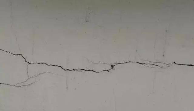 楼板或者顶板浇筑完成后发现有贯穿裂缝,如何处理这种裂缝?