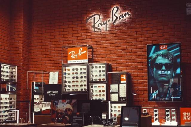 雷朋店里逛花了眼,看到的每一款都想上脸试一试,店铺环境也让人忍不住