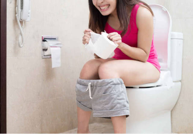 大便出现这4种"迹象",当心是肠癌来袭,最好去检查一下!