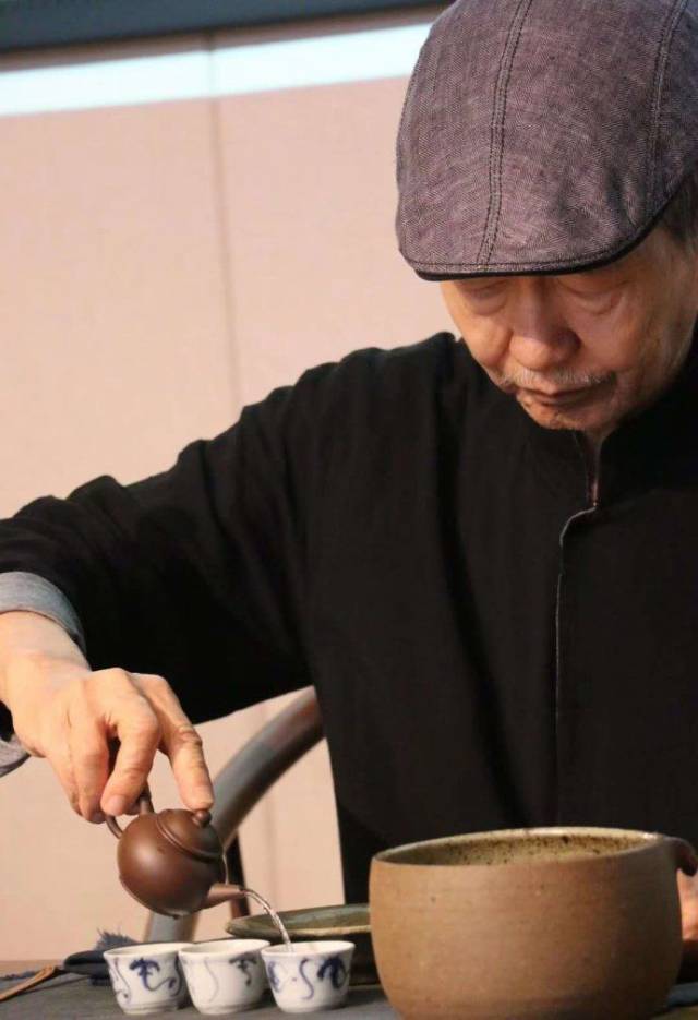 题如真摄周渝福州宫巷煮茶图