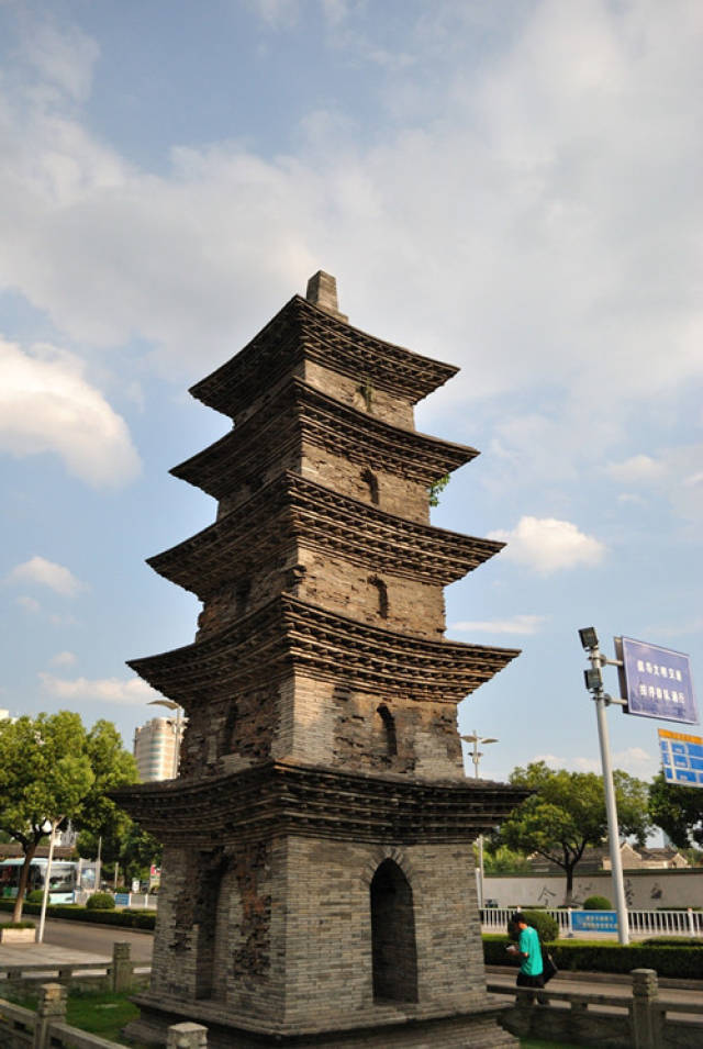 咸通塔:即天宁寺塔,在中山西路上,是我国长江以南现存的"唯一"唐代