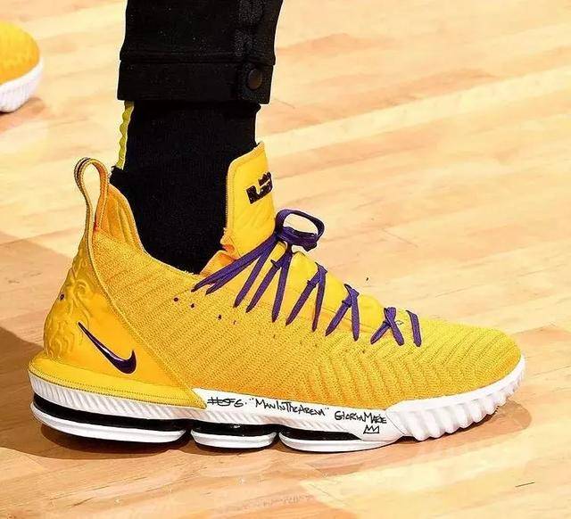 湖人和马刺的比赛中 詹姆斯上脚nike lebron