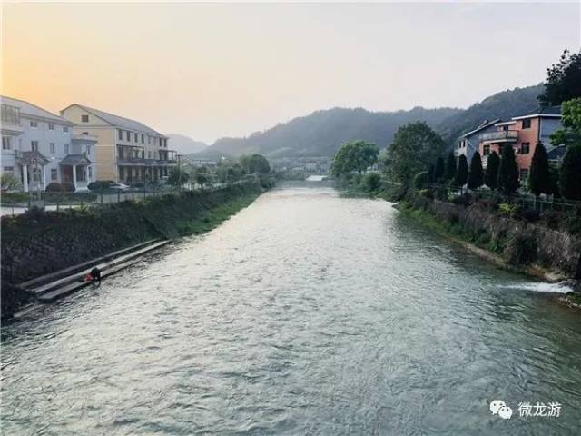 的青山 宛如游龙的青山之间是万顷碧波 这就是位于山坪头村的社阳水库