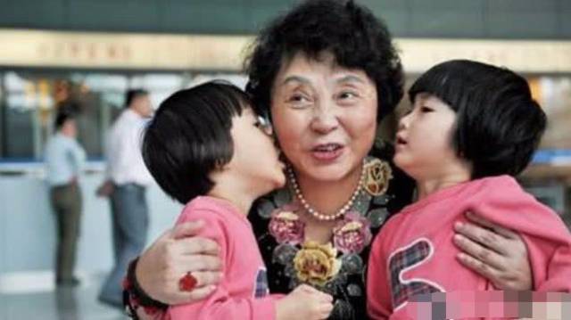 年近60岁做试管婴儿,生下双胞胎,多年后后悔:还
