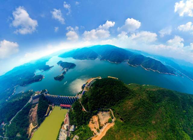 在金寨修建了治淮骨干工程 梅山,响洪甸两大水库 总蓄水量50亿立方米