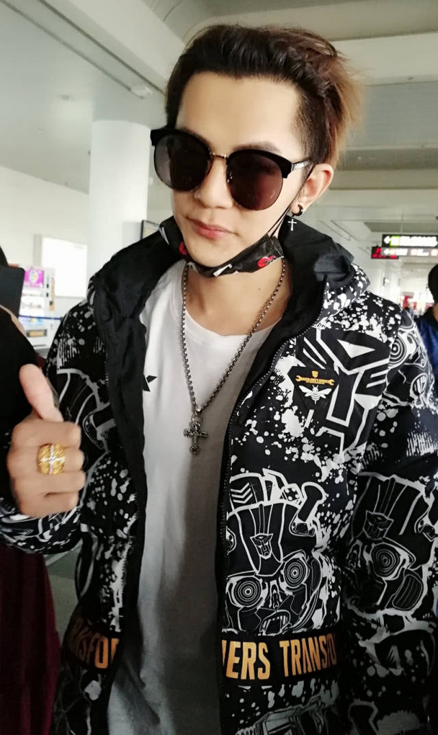 37岁汪东城现身机场,戴墨镜穿风衣,比20岁时还要帅!