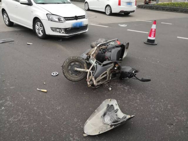 一辆电动车 闯红灯横穿马路时