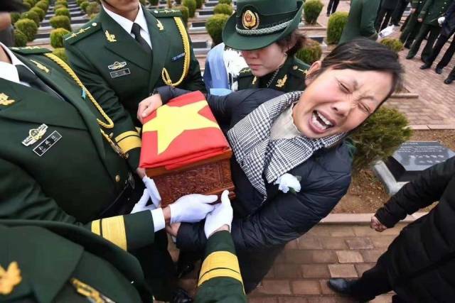 烈士王成龙葬礼,母亲抱着儿子骨灰盒嚎啕大哭,怎么也不肯松手!