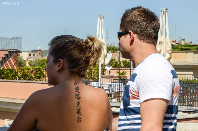 意大利罗马趣闻:美女背上纹汉字,警察裤头挂钥匙,洋妞撑油纸伞