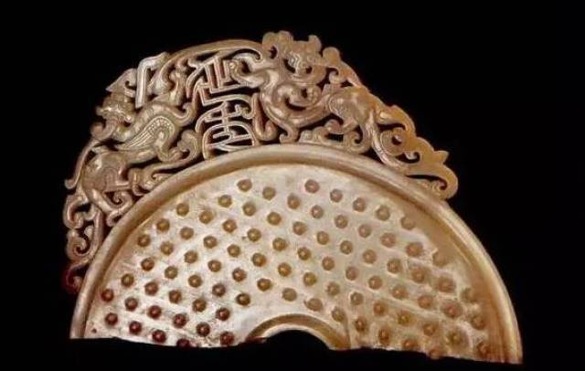 乳丁纹出廓双螭延年玉璧(残)