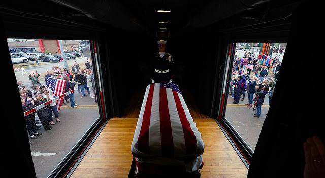 12月6日,老布什的私人葬礼在休斯敦结束时,下起了大雨.