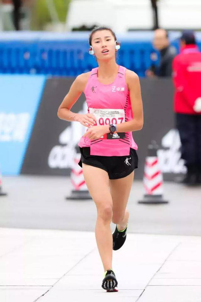 获得中国籍女子选手冠军的焦安静,成绩是2小时43分39秒.