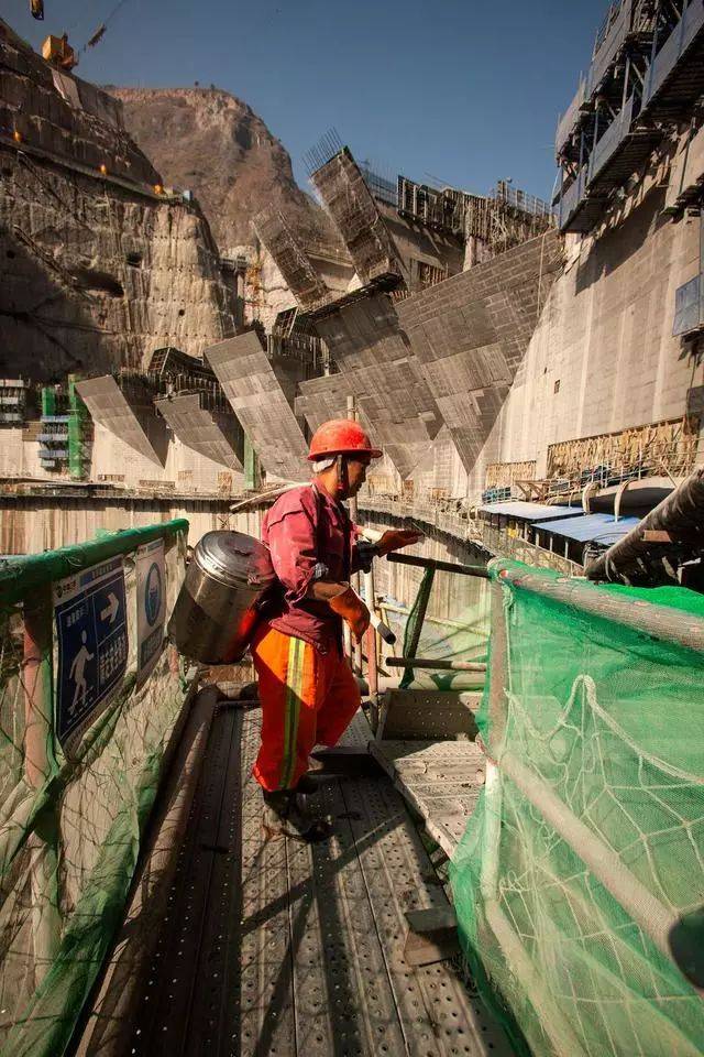 2018年11月18日拍摄,水电建设者在乌东德水电站地下廊道紧张施工.