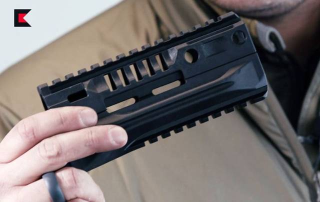 可以发现取下的上下护木可以通过压槽固定在一起,这样的设计显然比