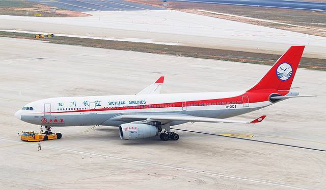 两架川航"五粮液号"a330新装启航