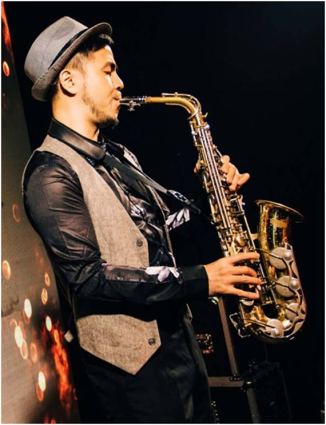 2012年九月被长沙市娱乐大亨琴岛演艺总公司武汉分公司琴岛之夜聘入