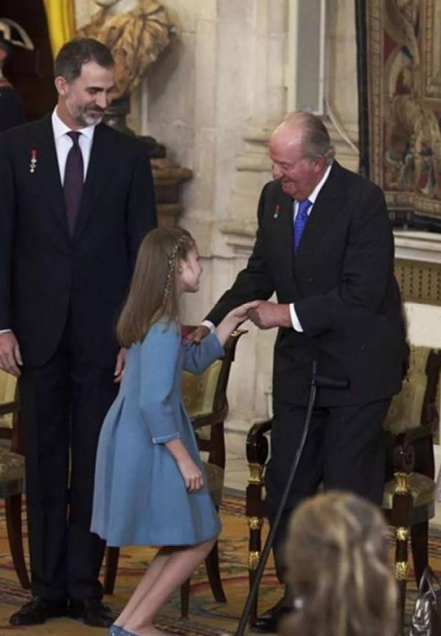 看完西班牙王储的屈膝礼,再看看夏洛特公主的屈膝礼,两者差别大_手机
