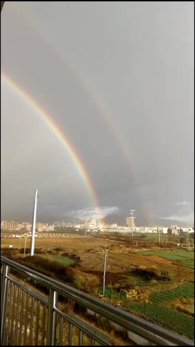 祥雲風雨過後驚現雙彩虹~美爆朋友圈!