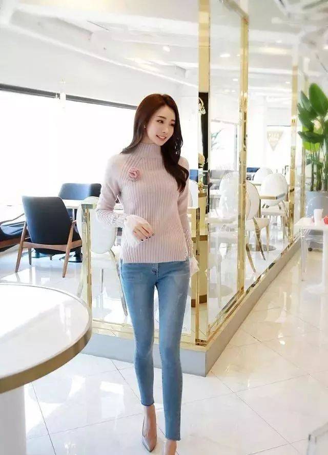 时尚美女搭配牛仔裤会让你的眼睛迷离