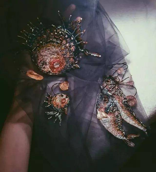 俄罗斯小姐姐自学成才,在薄纱上做刺绣,仙气十足!