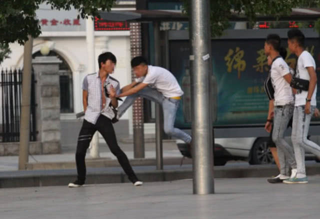 对于很多性子比较刚的孩子来说,一般就是一言不合就干架,这些学生首先