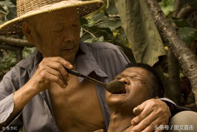 8张催人泪下的父子图,8位平凡又伟大的父亲,看哪位让你感动落泪_手机