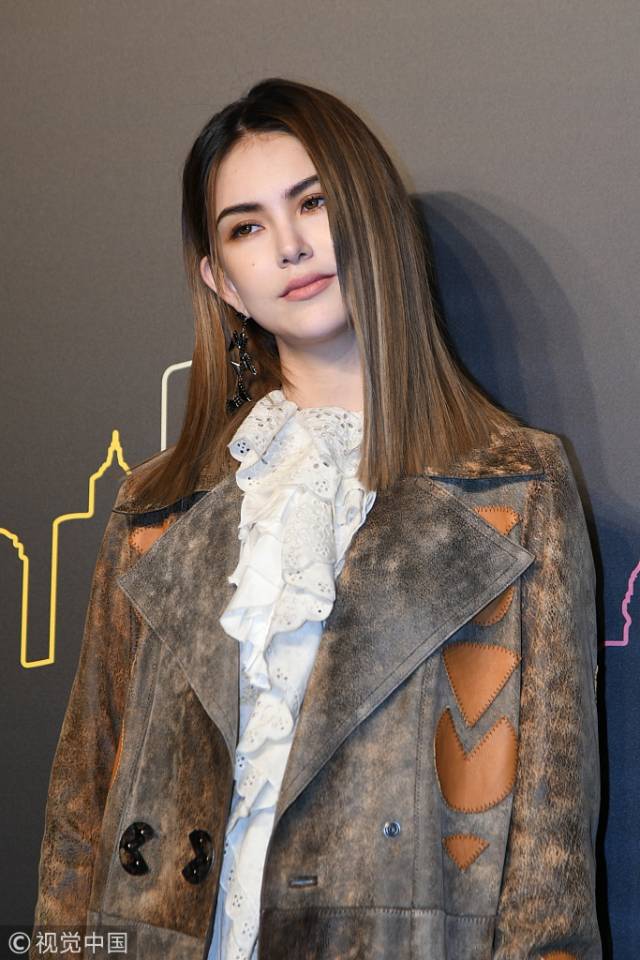 昆凌穿大衣配蕾丝内搭 五官深邃迷人