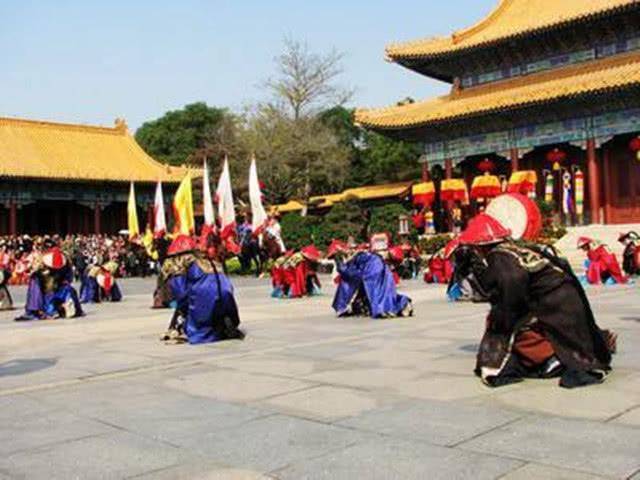 康熙拜孔子不愿下跪,大臣遮住墓碑上一个字后,他立即跪下