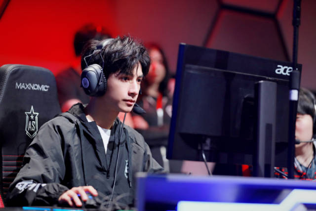 罗云熙英雄联盟全明星赛高清图补档:一起来感受他的激动与快落