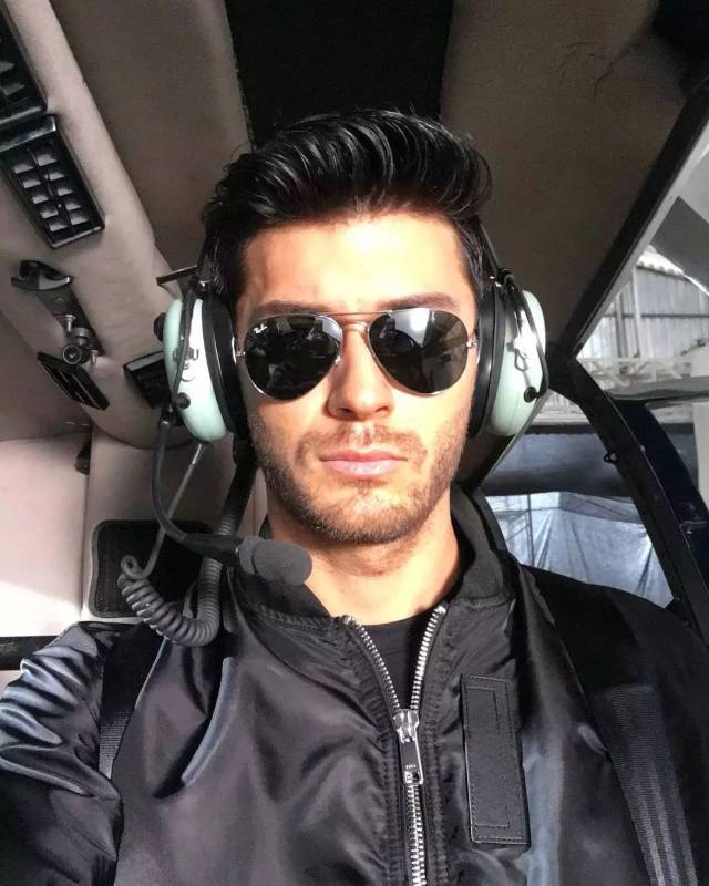 夹在蒋劲夫和女友间的混血大鼻子男模!