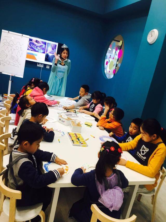 优思创意美术华贸校区艾莎老师给孩子们上课