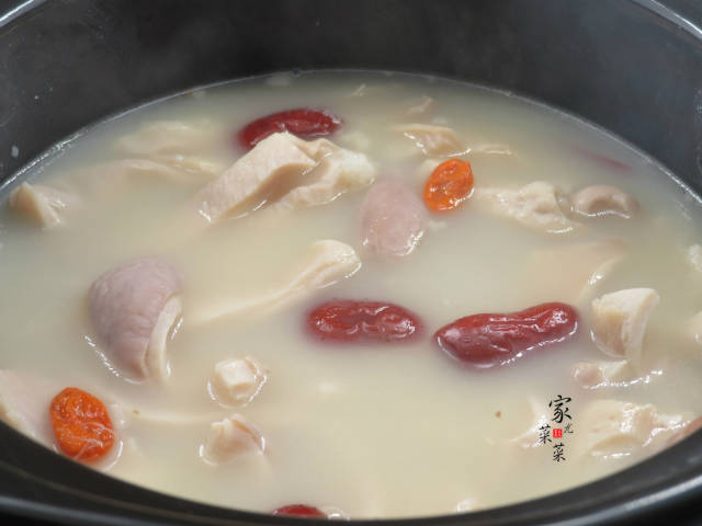 煮猪肚时,万万别只会焯水!多加这2步,猪肚汤香浓纯白,无臊味