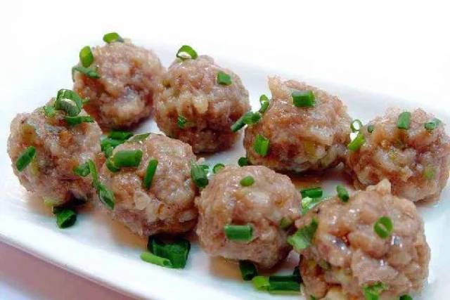 松口炸肉丸 松口人家家都有炸肉丸,这是猪肉加薯粉合成,油炸好后,一个